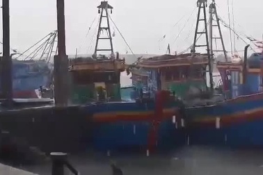 Người dân hối hả chằng chống nhà cửa, neo tàu vào nơi an toàn.