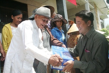 Báo Dân trí cùng Công ty CP sữa TH cứu trợ đồng bào Huế bị bão nặng