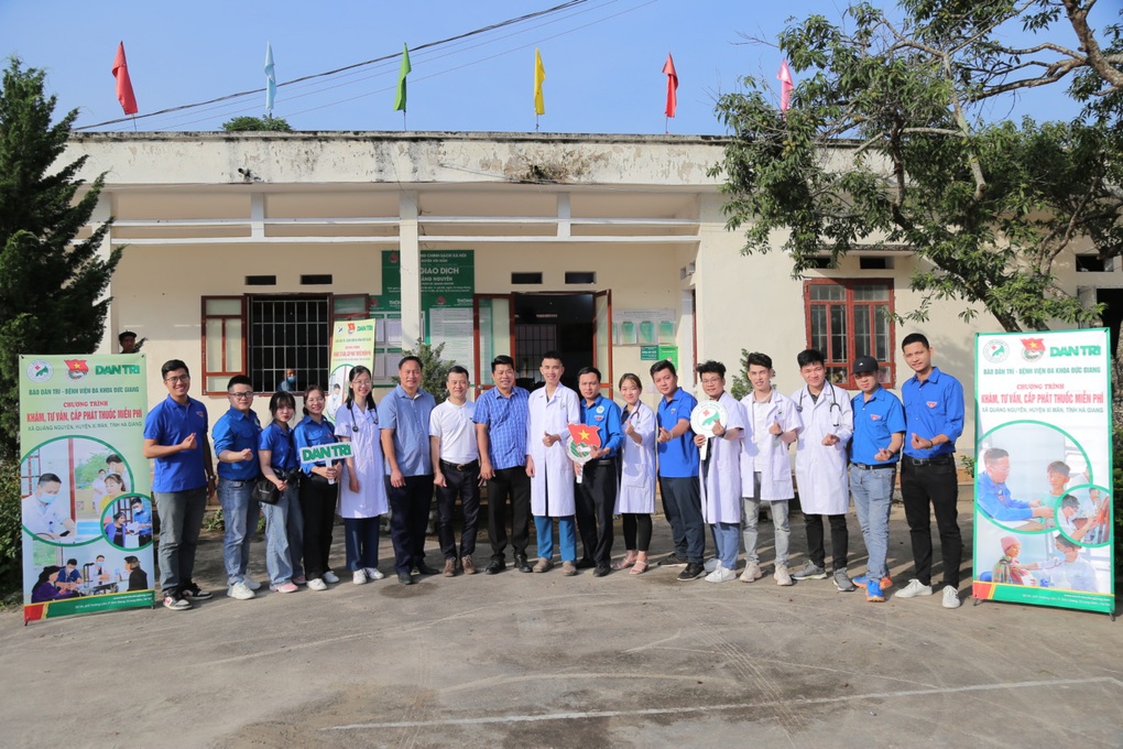 Người dân nghèo vùng cao vui mừng khi được khám bệnh, nhận thuốc miễn phí - 13 Người dân nghèo vùng cao vui mừng khi được khám bệnh, nhận thuốc miễn phí - 13