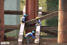 Công nhân cầu Mỹ Thuận 2 "oằn mình" làm việc dưới cái nắng thiêu đốt