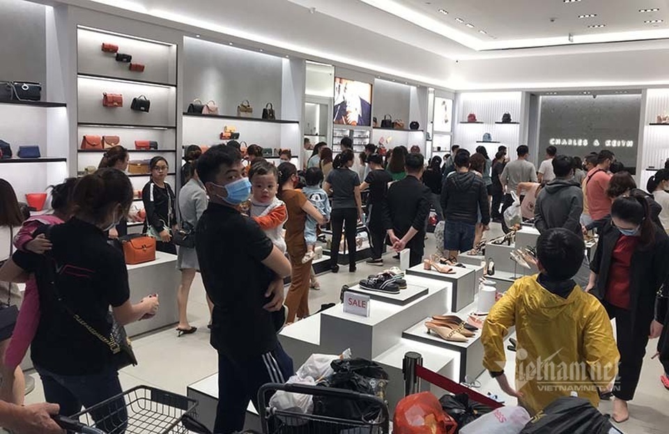 Ngày đen tối: Thế giới lo sợ lệnh cấm, dân Việt tưng bừng hiếm có - 15 Ngày đen tối: Thế giới lo sợ lệnh cấm, dân Việt tưng bừng hiếm có - 15
