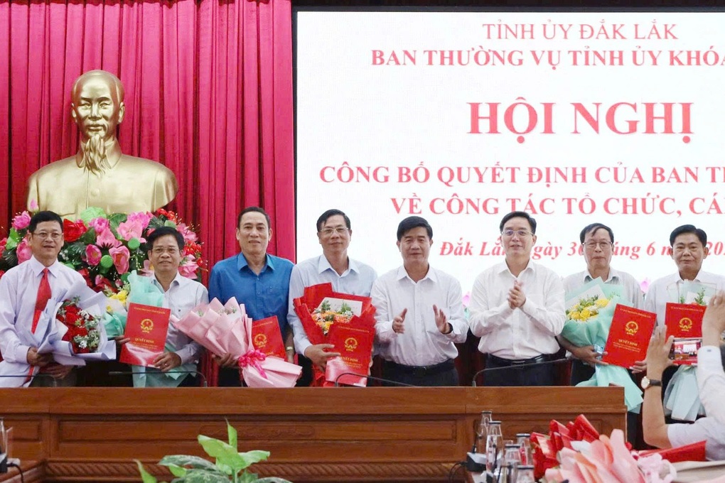 14 lãnh đạo chủ chốt của tỉnh Đắk Lắk nghỉ hưu sớm - 2 14 lãnh đạo chủ chốt của tỉnh Đắk Lắk nghỉ hưu sớm - 2