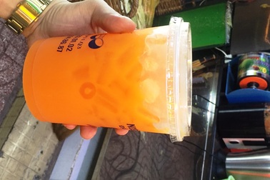 Bán cam vắt vỉa hè “hốt bạc triệu" mỗi ngày vì dịch Corona