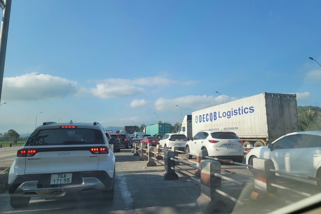 Ám ảnh quãng đường 1.000km về quê ăn Tết vì kẹt xe không lối thoát - 1 Ám ảnh quãng đường 1.000km về quê ăn Tết vì kẹt xe không lối thoát - 1