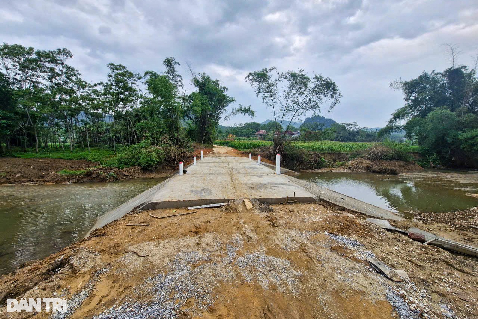 Cầu Dân trí thôn Trang Thành sắp hoàn thiện, nối đôi bờ con suối dữ - 2 Cầu Dân trí thôn Trang Thành sắp hoàn thiện, nối đôi bờ con suối dữ - 2