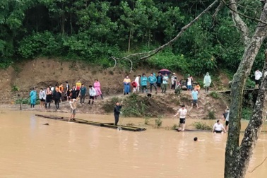 Đi cắt cỏ cho bò, người phụ nữ rơi xuống dòng nước lũ tử vong