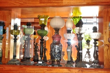 Bộ sưu tập đèn cổ độc đáo của người đàn ông đã qua đời 10 năm