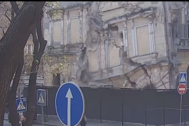 Tòa chung cư bất ngờ sụp đổ, người đi đường suýt chết