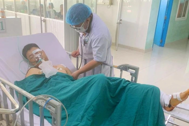 Nam thiếu niên lái xe thông chốt, tông CSGT chấn thương