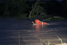 Dùng súng bắn dây giải cứu người dân bị nước lũ cô lập trong đêm