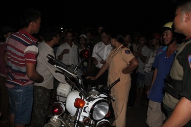 Một thanh niên bị thương trên đường trốn chạy CSGT, dân vây xe cảnh sát