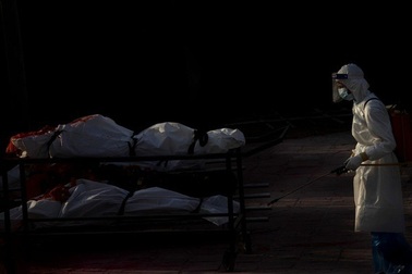 Thi thể nạn nhân Covid-19 chất đống, quân đội Nepal đào hố chôn tập thể