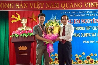 Lãnh đạo tỉnh Quảng Bình đón, tặng hoa chúc mừng “chàng trai vàng” Olympic Vật lý Quốc tế