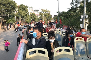 Dịch Corona: Hà Nội phát miễn phí khẩu trang cho du khách