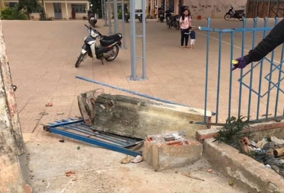 Cổng trường tiểu học đổ sập đè 1 học sinh tử vong - 1 Cổng trường tiểu học đổ sập đè 1 học sinh tử vong - 1