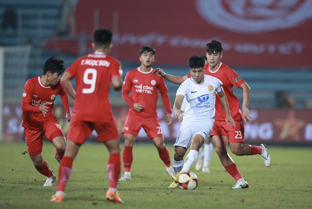 Văn Toàn giúp Nam Định thắng đậm Thể Công Viettel, Thanh Hóa giành 3 điểm - 1 Văn Toàn giúp Nam Định thắng đậm Thể Công Viettel, Thanh Hóa giành 3 điểm - 1