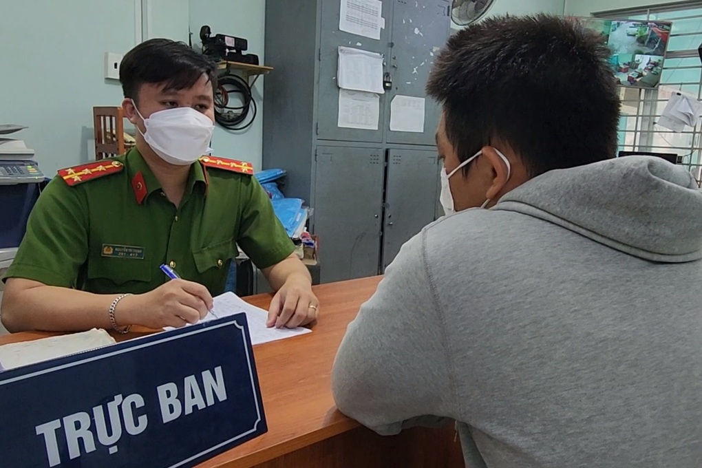 Bác sĩ cấp cứu bị con bệnh nhân đâm hụt: Tiến hành dựng lại hiện trường - 3 Bác sĩ cấp cứu bị con bệnh nhân đâm hụt: Tiến hành dựng lại hiện trường - 3