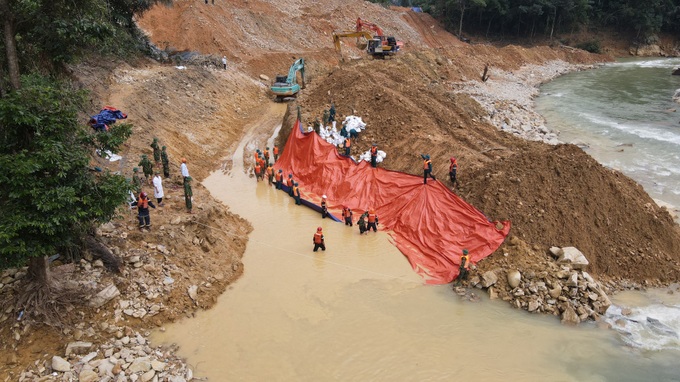 Sạt lở thuỷ điện Rào Trăng 3: Ngăn dòng tìm kiếm, phát hiện thêm thi thể 1 nạn nhân mất tích - Ảnh 1.