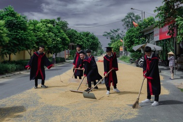 Bức ảnh kỷ yếu gây "sốt" vì một khoảnh khắc... ngoài kịch bản