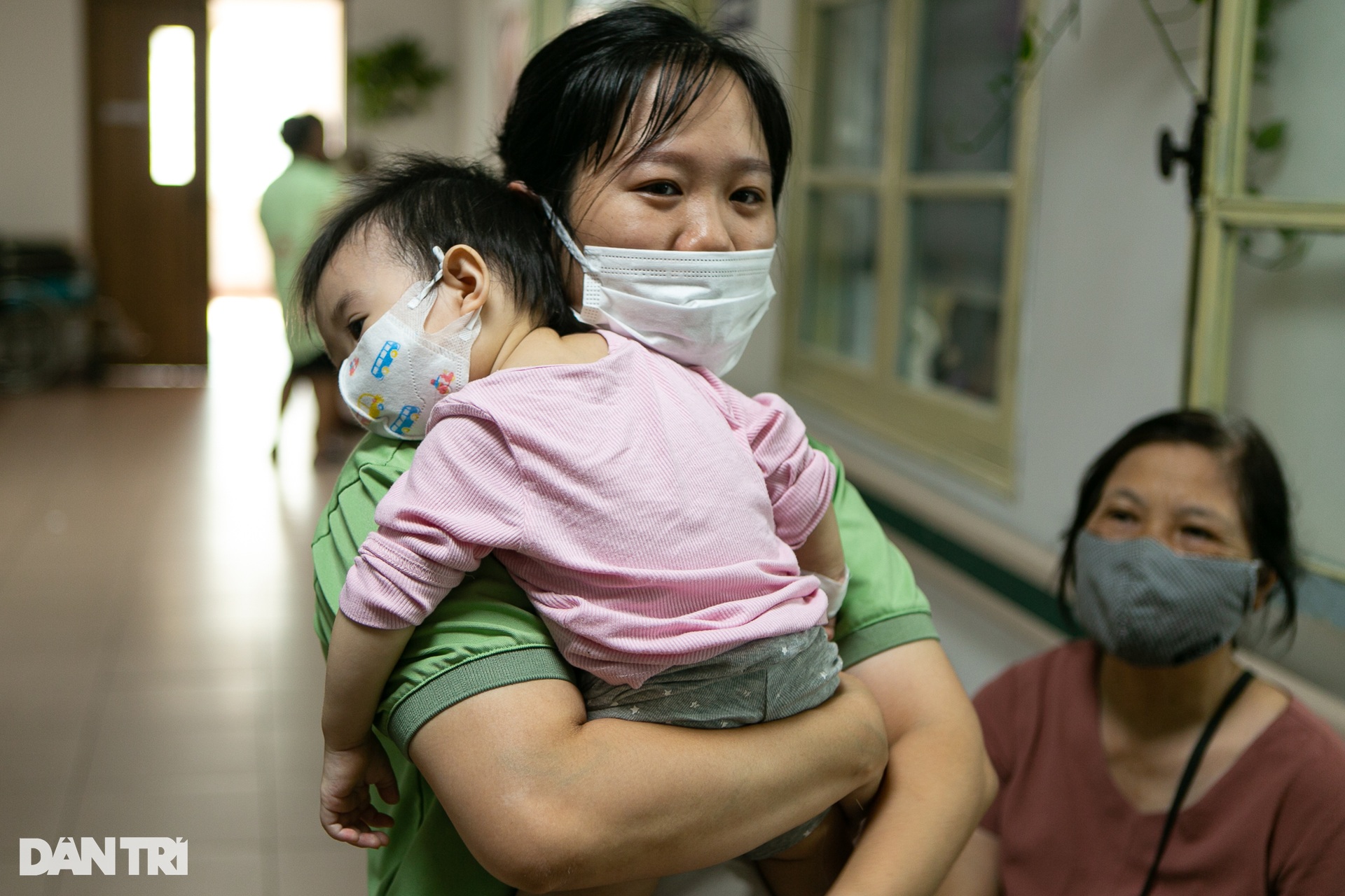 Hà Nội: Trẻ nhập viện tăng gấp 3 lần, mỗi bác sĩ gồng mình chăm 20 bệnh nhi - 6 Hà Nội: Trẻ nhập viện tăng gấp 3 lần, mỗi bác sĩ gồng mình chăm 20 bệnh nhi - 6