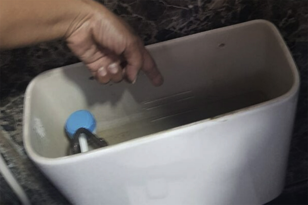 Thái Lan: Bé sơ sinh một ngày tuổi bị bỏ rơi trong két nước bồn cầu - 2