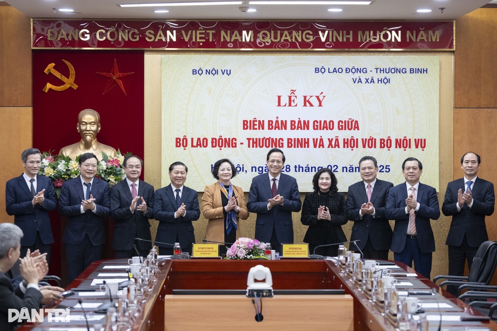 Bộ Nội vụ tiếp nhận cán bộ ngành LĐ-TBXH như chờ đón người nhà - 6 Bộ Nội vụ tiếp nhận cán bộ ngành LĐ-TBXH như chờ đón người nhà - 6
