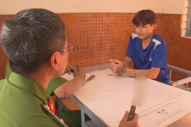 Gã thanh niên dí dao cướp xe ôm giữa ban ngày