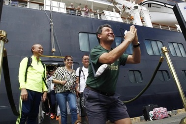 Gian nan đường về nhà của hành khách trên du thuyền cập cảng Campuchia