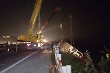 Hà Nội: Xe khách tông xe tải, 2 người chết, 17 người bị thương