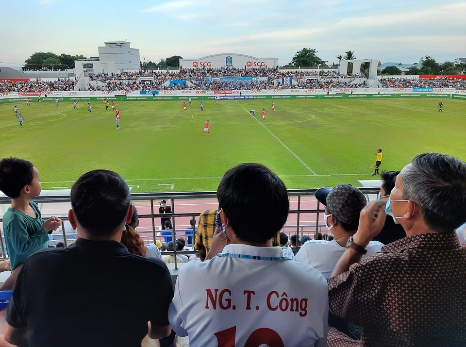 Khán giả Bà Rịa Vũng Tàu háo hức xem Công Phượng toả sáng - 3 Khán giả Bà Rịa Vũng Tàu háo hức xem Công Phượng toả sáng - 3