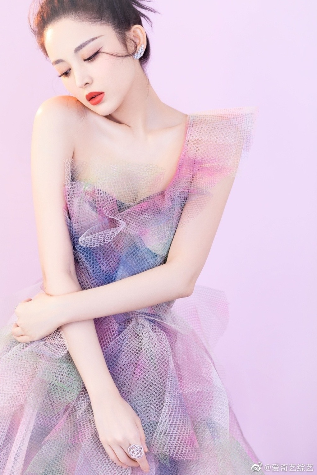 Mỹ nhân Tân Cương sở hữu ngoại hình như búp bê nhưng đời tư gây tranh cãi - 2 Mỹ nhân Tân Cương sở hữu ngoại hình như búp bê nhưng đời tư gây tranh cãi - 2