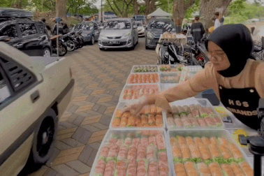 Món cuốn màu sắc ở Việt Nam gây sốt ở Malaysia, khách xếp hàng dài chờ mua