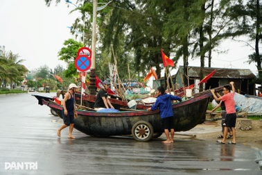Ngư dân kéo tàu thuyền lên đường trước giờ bão đổ bộ