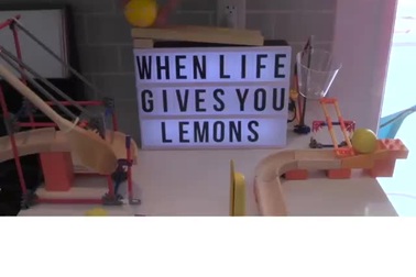 Thư giãn đầu tuần với dây chuyền pha nước chanh phức tạp và thú vị nhất thế giới