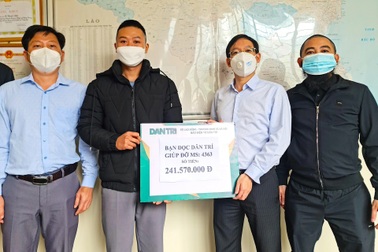 Phó TBT Báo Dân trí trao tiền bạn đọc ủng hộ đến hoàn cảnh khó khăn