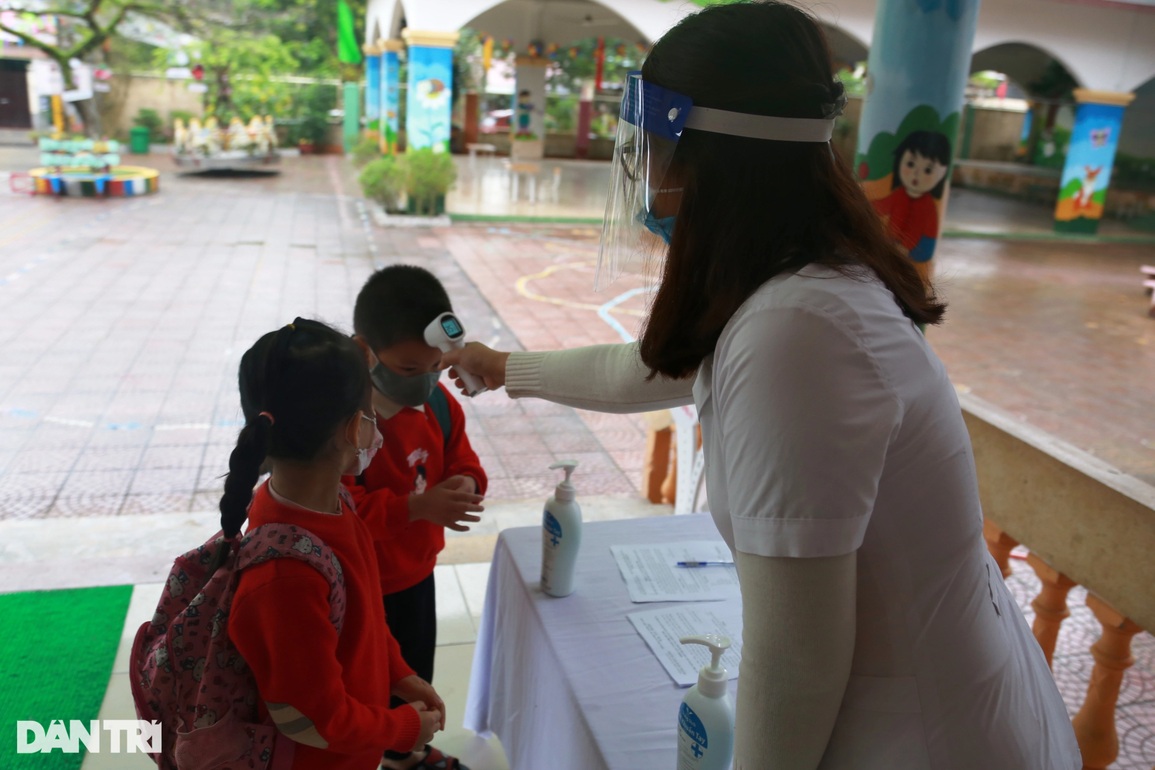Vượt bão Covid-19, trẻ Mầm non ngày đầu trở lại trường học tập - 1