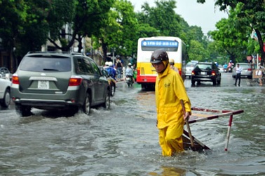 Hà Nội: Xe cộ “bì bõm” trên nhiều tuyến phố sau mưa