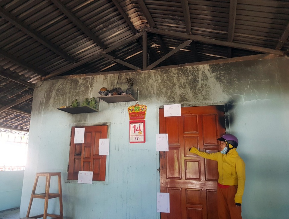 Bố mẹ và 2 con bỏng nặng trong căn nhà cháy, nghi bị phóng hỏa - 1