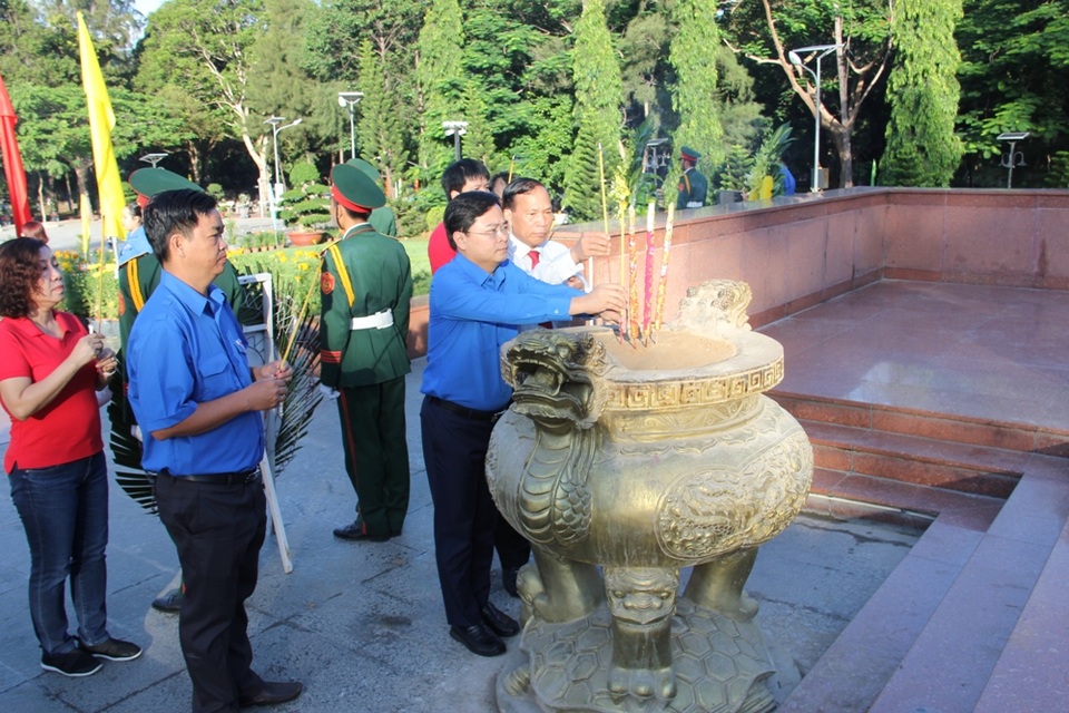 Hội Liên hiệp Thanh niên tri ân gia đình thương binh, liệt sĩ tại Côn Đảo - 7 Hội Liên hiệp Thanh niên tri ân gia đình thương binh, liệt sĩ tại Côn Đảo - 7