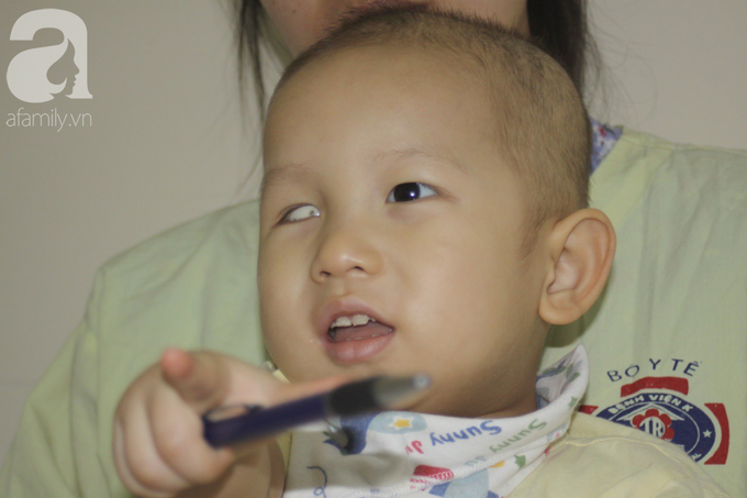 Lời khẩn cầu của người mẹ có con trai 1 tuổi nguy kịch vì ung thư võng mạc không có tiền mổ, bố bỏ đi - Ảnh 1. Lời khẩn cầu của người mẹ có con trai 1 tuổi nguy kịch vì ung thư võng mạc không có tiền mổ, bố bỏ đi - Ảnh 1.