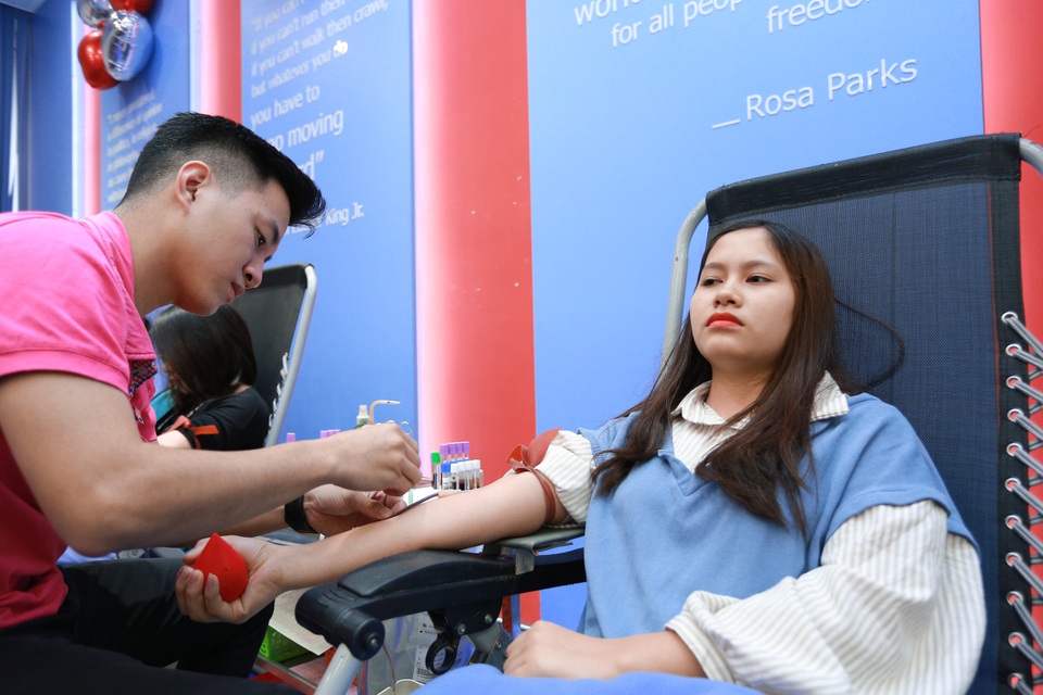 Phó Đại sứ Mỹ hiến máu Trao tặng quà Tết - 9 Phó Đại sứ Mỹ hiến máu Trao tặng quà Tết - 9