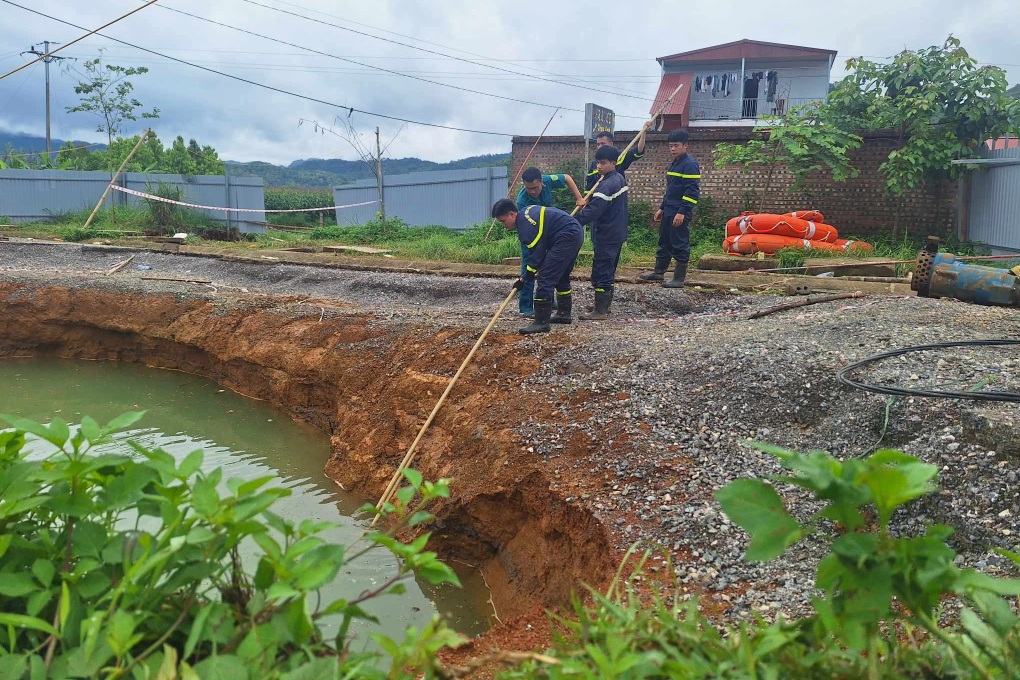 Chưa tìm thấy người rơi xuống “hố tử thần” ở Bắc Kạn do nước dâng cao - 2 Chưa tìm thấy người rơi xuống “hố tử thần” ở Bắc Kạn do nước dâng cao - 2