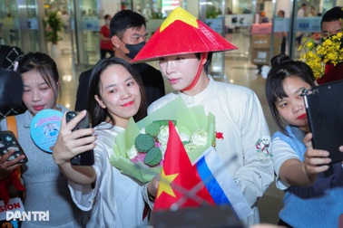 Đức Phúc về nước: Fan dậy từ 3h, mang nón lá tặng thần tượng
