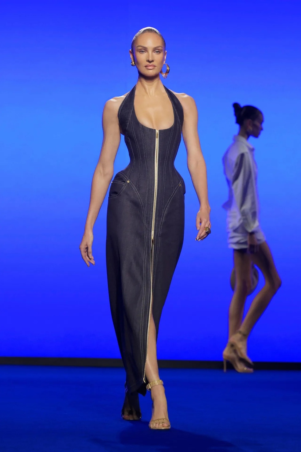 Từ cô bé chăn bò đến thiên thần nội y nóng bỏng, thu nhập 25 triệu USD - 4 Từ cô bé chăn bò đến thiên thần nội y nóng bỏng, thu nhập 25 triệu USD - 4