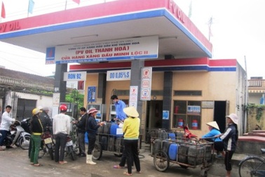 Người dân đổ xô mua xăng... về dự trữ