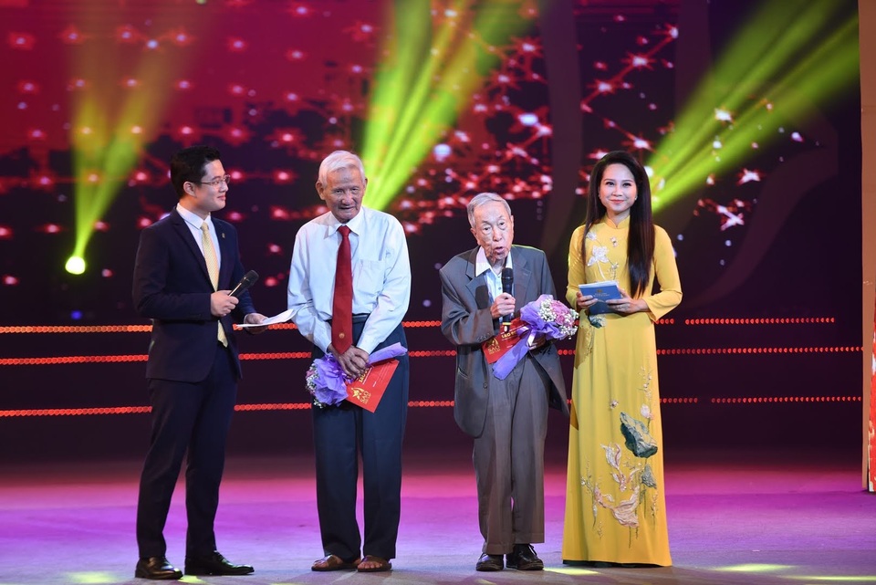 “Sao Độc lập”- xúc động những cuộc giao lưu với nhân chứng lịch sử - 4 “Sao Độc lập”- xúc động những cuộc giao lưu với nhân chứng lịch sử - 4