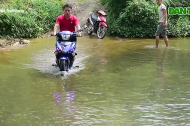 Dòng suối chặn đứng con đường Nông thôn mới ở cuối làn dẫn người dân xã Yên Bình, Chiêm Hoá, Tuyên Quang đi vào nương rẫy mỗi ngày.