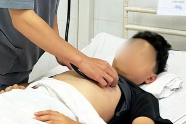 Bé trai 13 tuổi bỗng đau đầu dữ dội vì bệnh hiểm ở não dễ lây qua giọt bắn