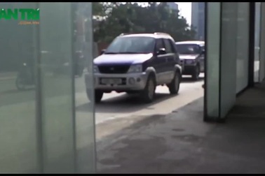 Hà Nội: Chưa sử dụng, nhà chờ xe buýt “5 sao” đã hoen gỉ, nhếch nhác