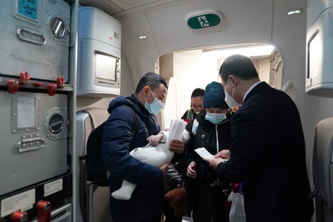 Hình ảnh những người Việt đầu tiên rời vùng chiến sự lên máy bay về nước